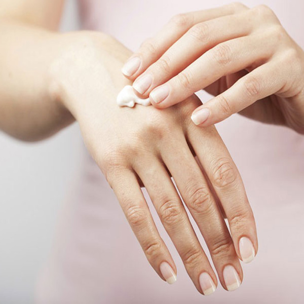 چگونه برای خشکی پوست دست خود را درمان کنیم ؟
