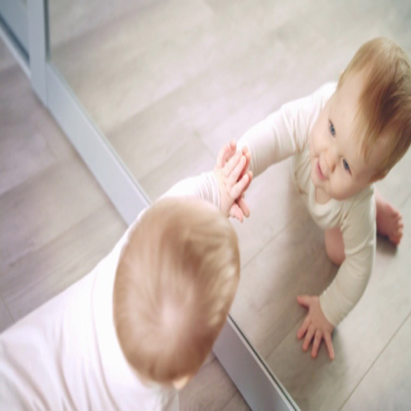 فواید نگاه کردن نوزاد به آینه