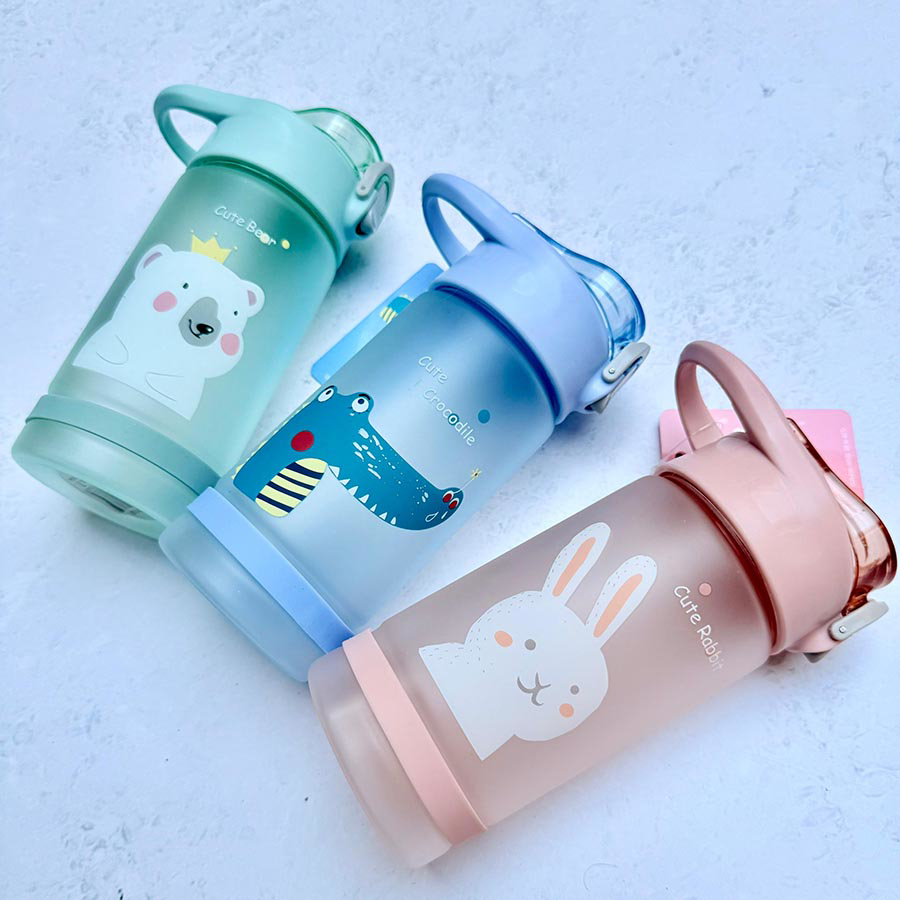 قمقمه نشکن فانتزی کودک برند EYUN نی دار درب قفل شونده مدل مات حجم 550ml کد O75-YY362