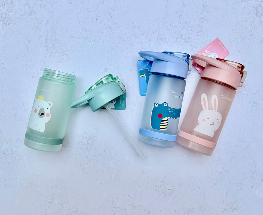 قمقمه نشکن فانتزی کودک برند EYUN نی دار درب قفل شونده مدل مات حجم 550ml کد O75-YY362