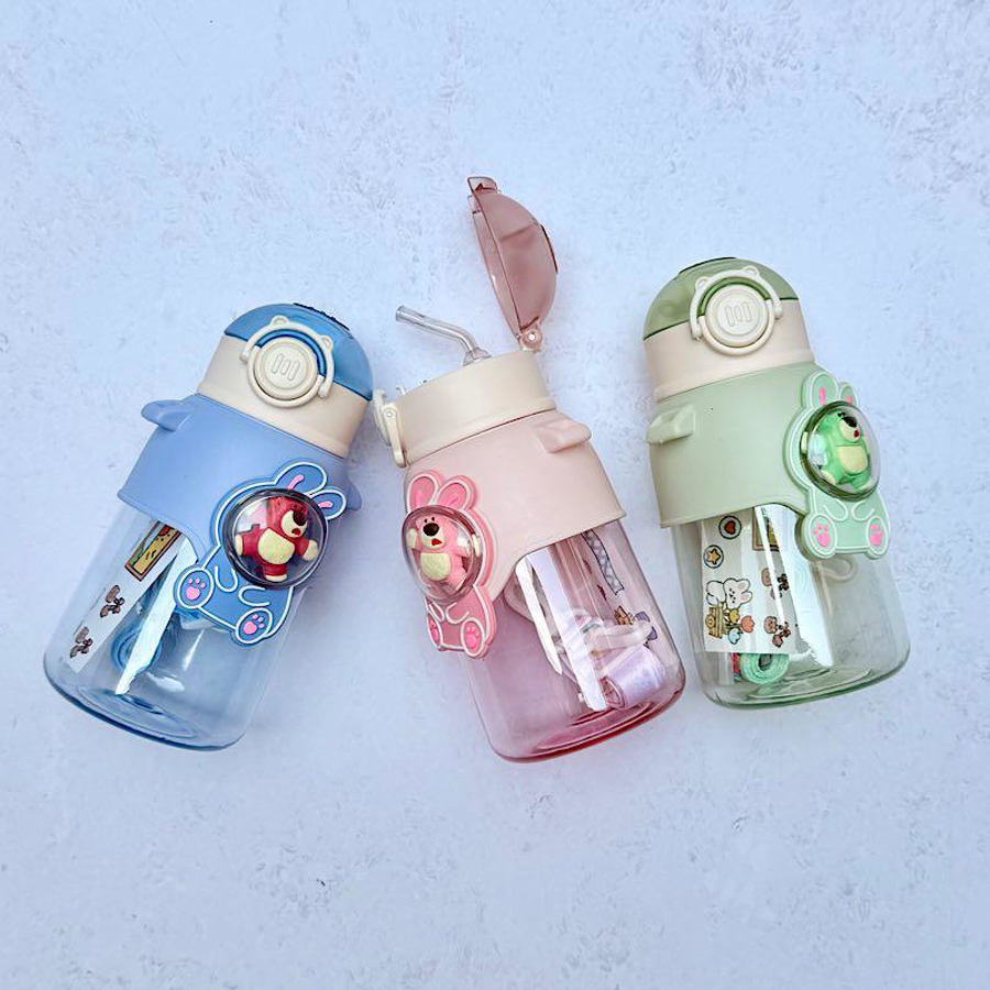 قمقمه نشکن فانتزی کودک نی دار و بند دار درب قفل شونده حجم 680ml کد O38