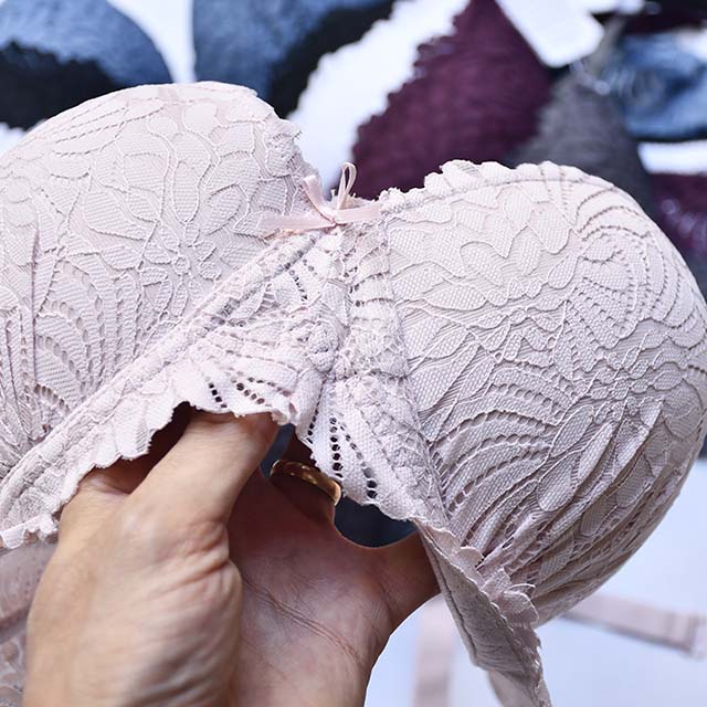 سوتین اسفنجی فنردار طرح گیپور سایز بزرگ کاپ C کد 2871