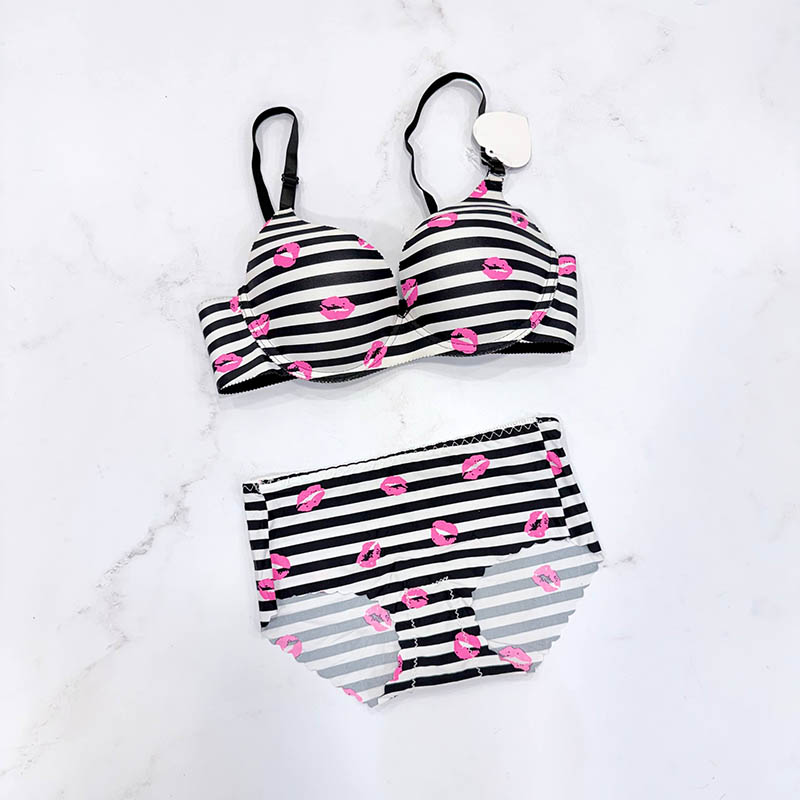 ست لباس زیر شورت سوتین اسفنجی طرح فانتزی مدل لیزری کد 01