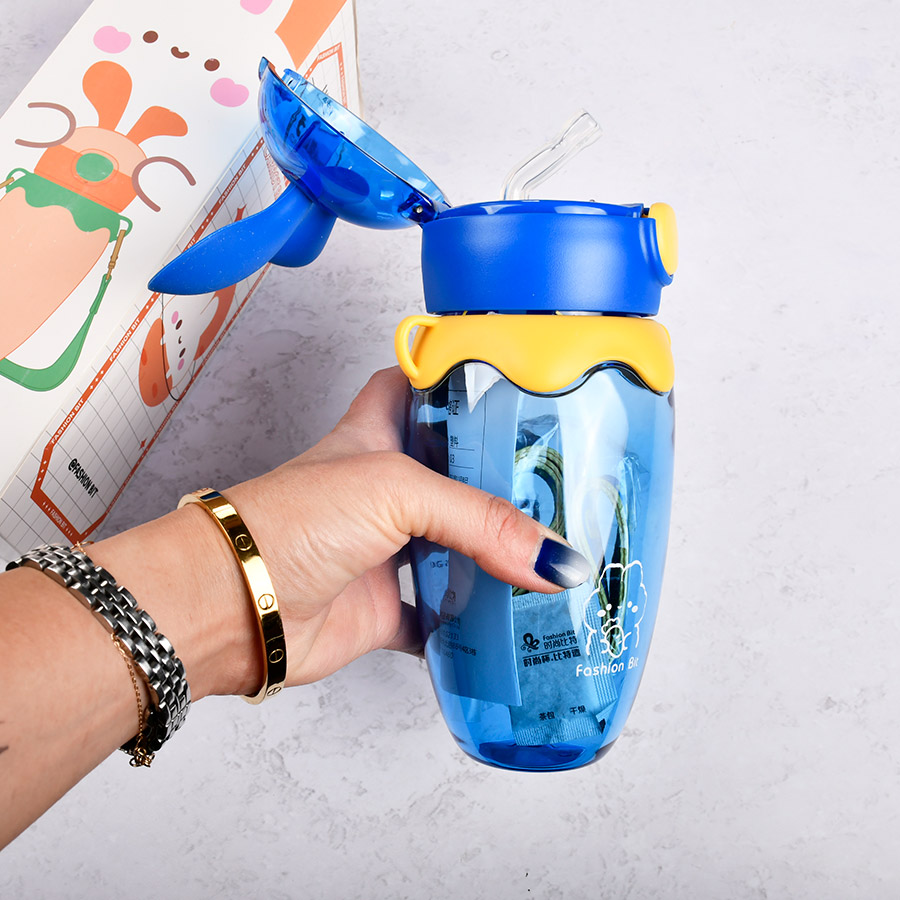قمقمه فانتزی کودک نی‌دار و بند‌دار و گوش سیلیکونی کد O32-5568 حجم 580ml